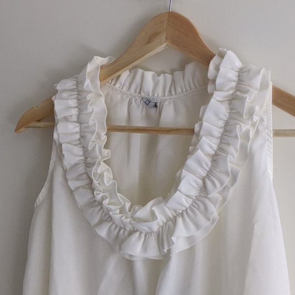 White basic top - Picture 2 of 3